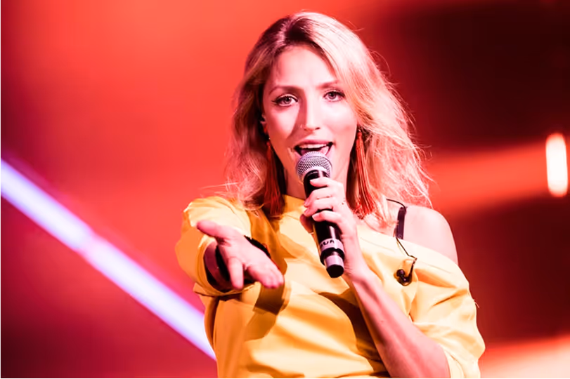 Sängerin Ines bei energiegeladenem Live-Auftritt mit Lichtshow – Gesangsperformance von Marcel Mäder – Gravity
