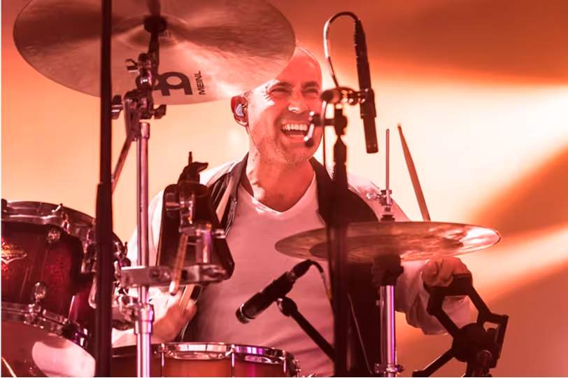 Drummer Marcel in energiegeladener Live-Performance mit Lichtshow – musikalisches Herzstück von Marcel Mäder – Gravity