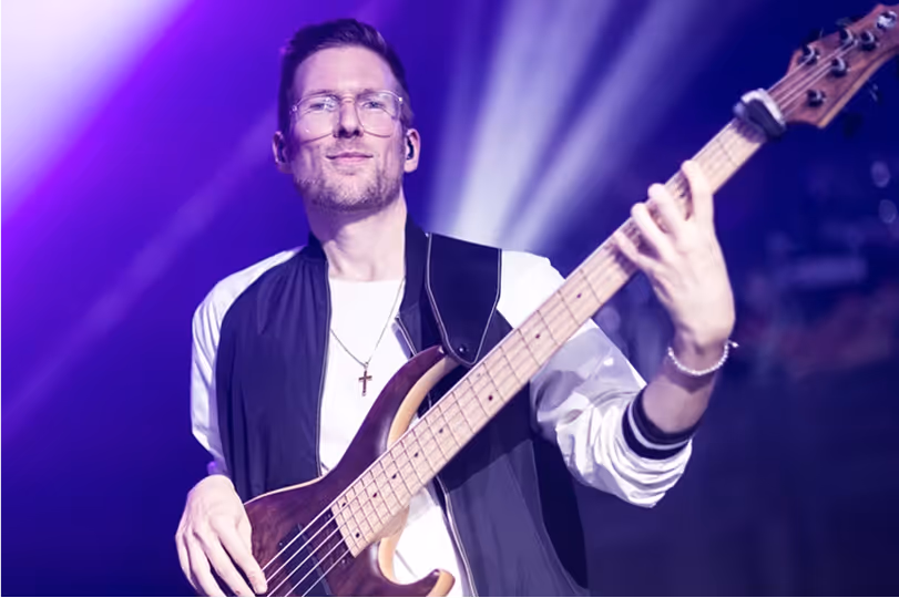 Bassist Robert live auf der Bühne mit Bühnenlicht – Teil der Eventband von Marcel Mäder – Gravity