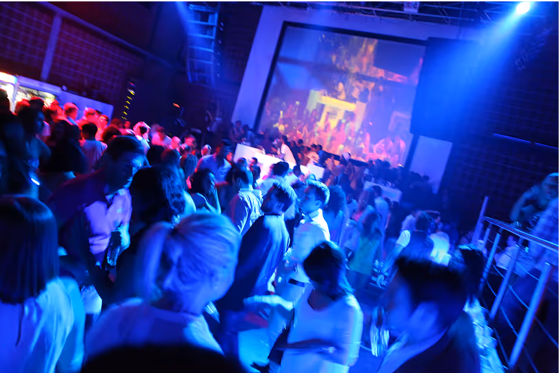 Tanzende Gäste bei Indoor-Event mit Lichtshow und Videoprojektion – immersive Inszenierung von Marcel Mäder – Gravity