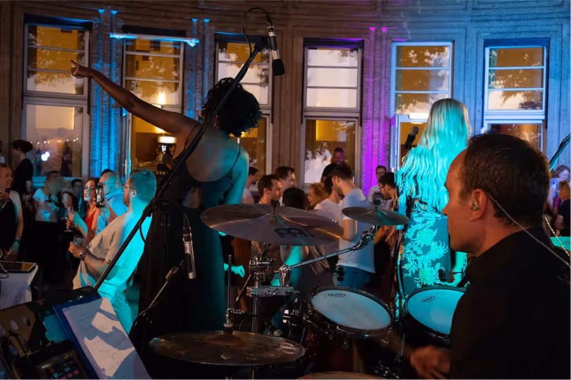 Professionelle Live-Band bei exklusivem Indoor-Event – musikalische Show-Inszenierung mit Gästen von Marcel Mäder – Gravity