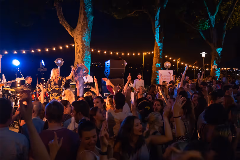 Begeisterte Gäste bei Open-Air-Livekonzert mit Band und Lichterketten – stimmungsvolle Show von Marcel Mäder – Gravity