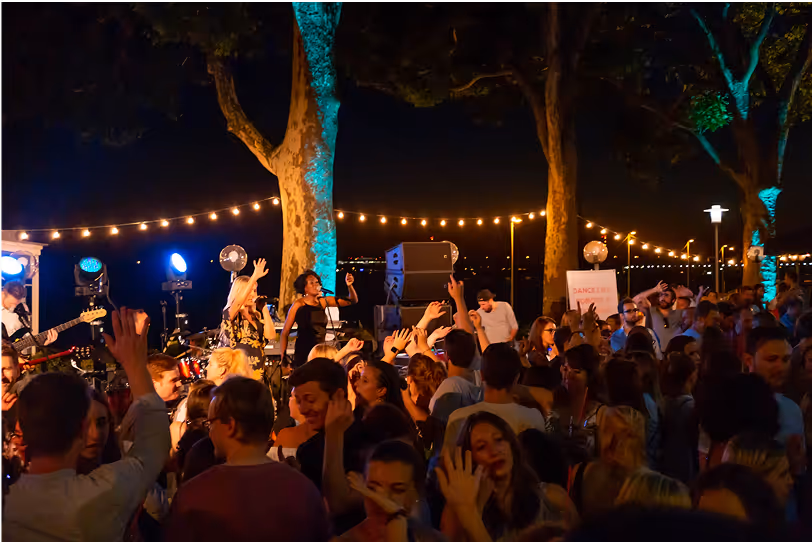 Open-Air-Party mit Tanzfläche unter Lichterketten – stimmungsvolle Outdoor-Inszenierung von Marcel Mäder – Gravity