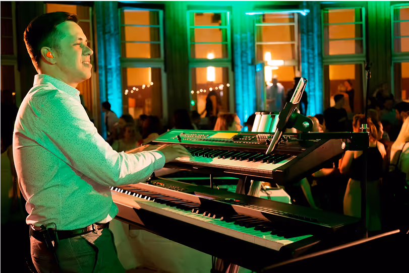 Live-Keyboarder bei exklusiver Abendveranstaltung mit Lichtinszenierung – musikalische Begleitung von Marcel Mäder – Gravity