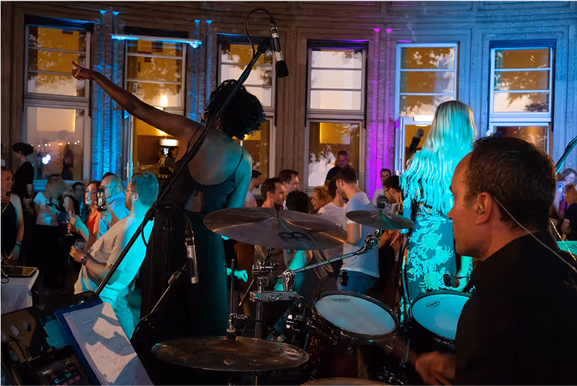 Live-Band mit Sängerinnen bei exklusiver Feier vor Schlosskulisse – musikalische Eventinszenierung von Marcel Mäder – Gravity