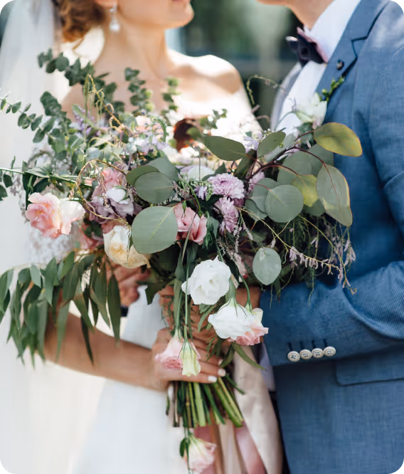 Brautpaar mit Blumenstrauß bei Trauung im Schloss – romantisches Hochzeitskonzept mit Live-Musik von Marcel Mäder – Gravity in NRW