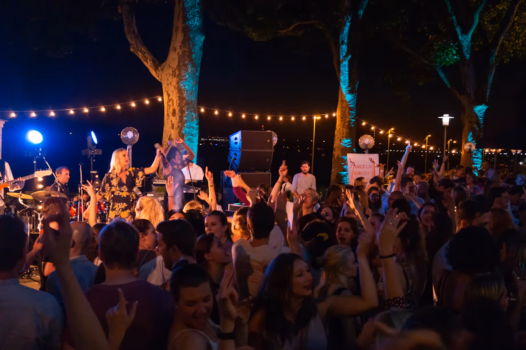 Open-Air-Nachtkonzert mit Live-Band und feierndem Publikum – filmisch umgesetzt von Marcel Mader für sommerliche Eventproduktionen.