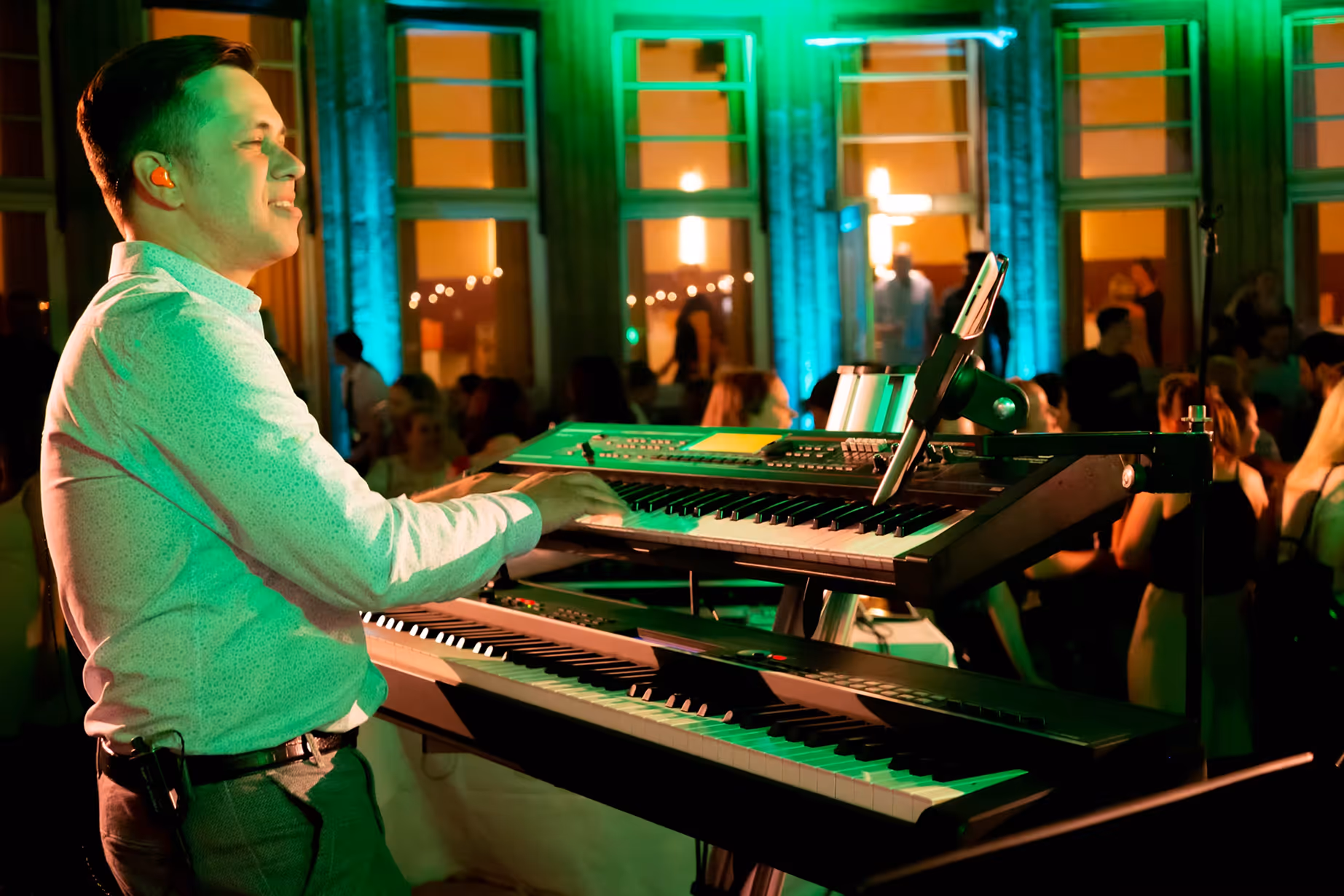 Live-Auftritt eines Keyboarders bei einem exklusiven Event – stimmungsvoll gefilmt von Marcel Mader mit Fokus auf Musik- und Showproduktion.