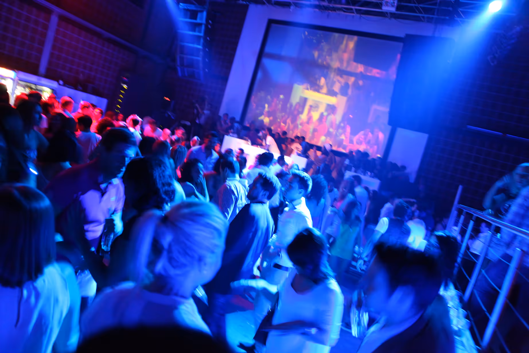 Ausgelassene Club-Atmosphäre mit Lichtshow und Projektionen – filmisch inszeniert von Marcel Mader für visuelles Event-Storytelling.