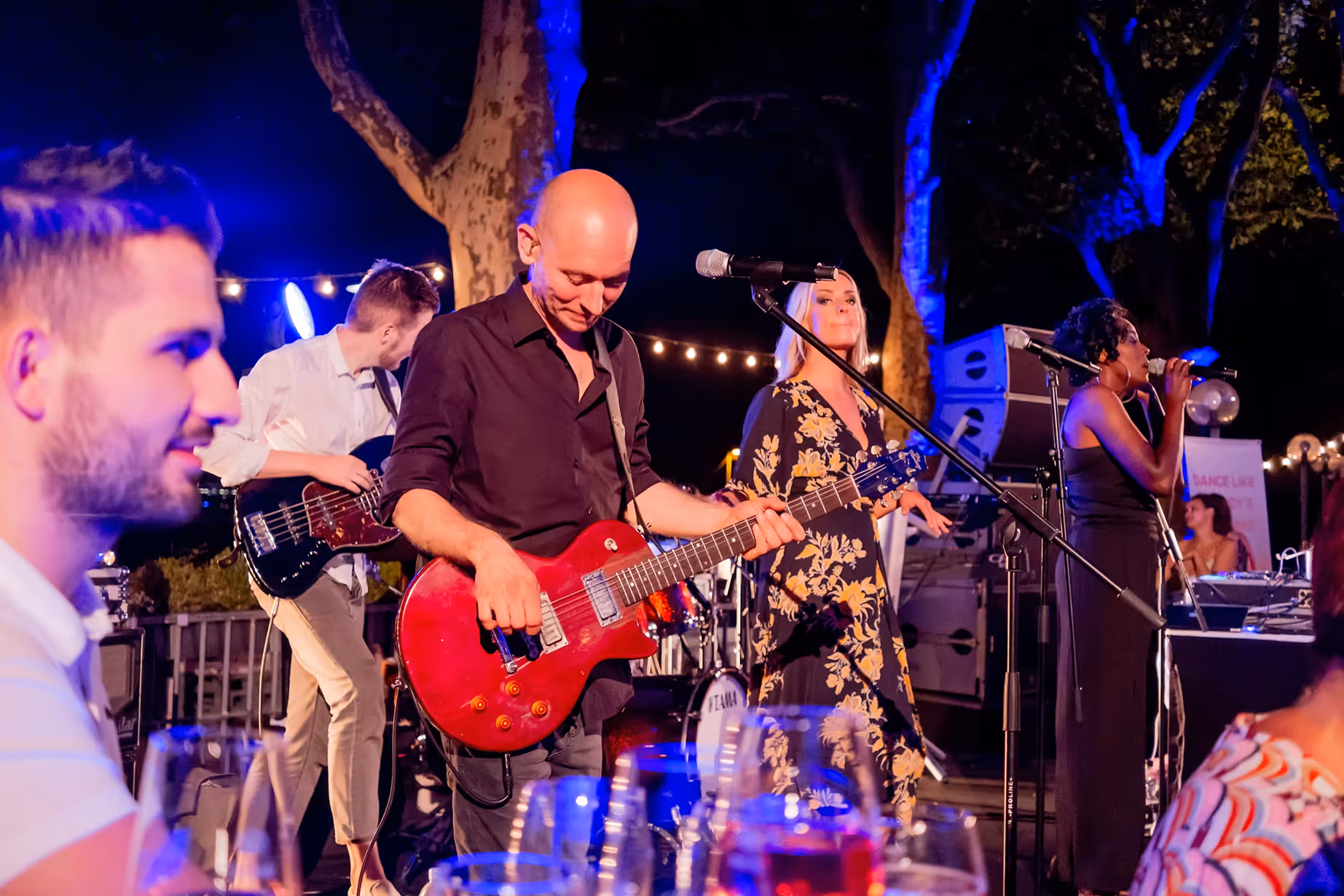 Live-Band mit Gitarrist und Sängerinnen beim exklusiven Open-Air-Konzert – filmisch umgesetzt von Marcel Mader für hochwertige Musikproduktionen.