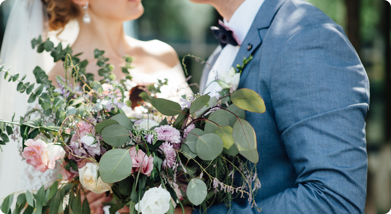 Brautpaar mit Blumenstrauß während der emotionalen Trauung – filmisch eingefangen von Marcel Mader für bewegende Hochzeitsvideos.