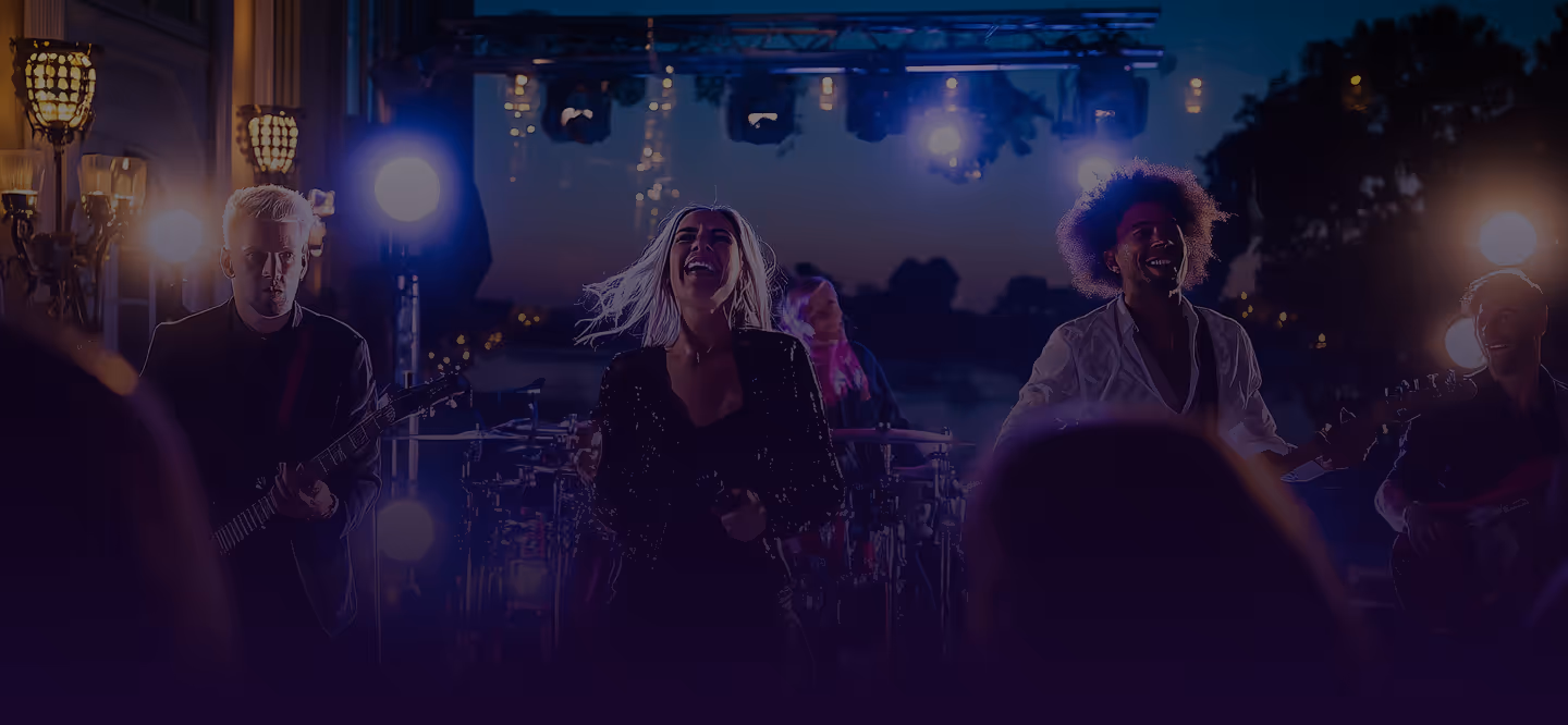 Live-Auftritt mit Band und Bühnenlicht von Gravity Live – Experten für Tourproduktion und Eventtechnik europaweit.