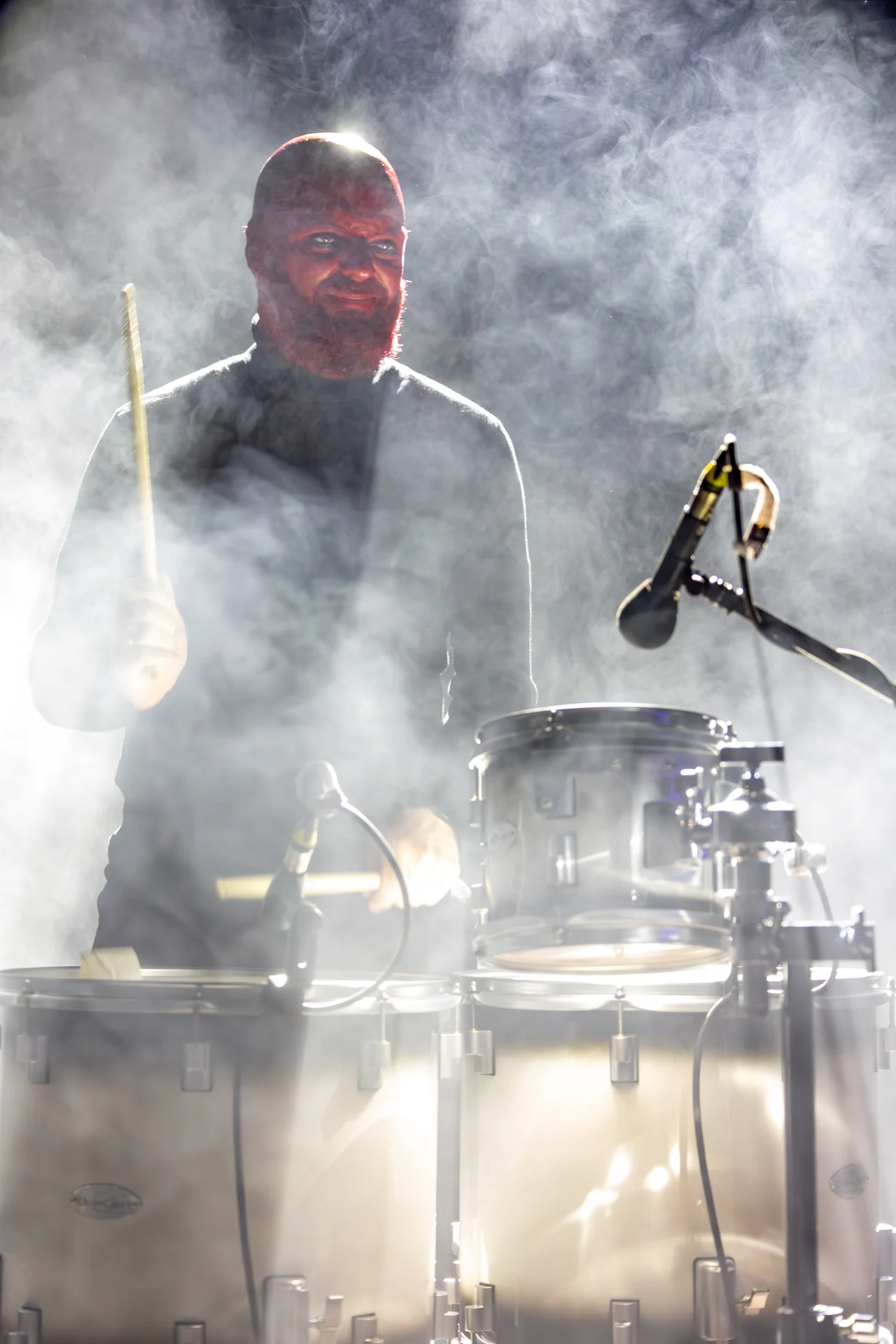 Nahaufnahme eines Trommlers der Gravity Drumshow bei mystischer Beleuchtung auf dem GSW-Lichtermarkt Bergkamen.