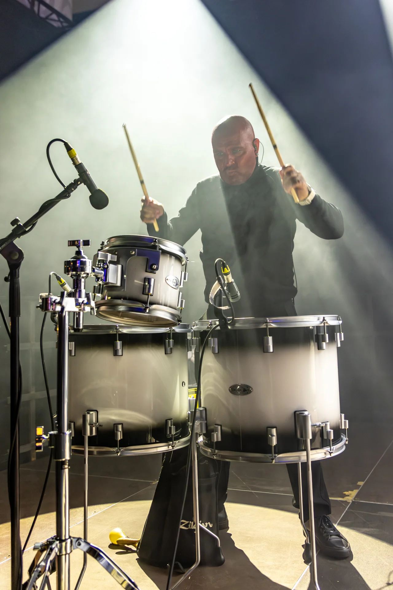 Trommler der Gravity Drumshow in Aktion beim Lichtermarkt Bergkamen mit dramatischer Bühnenbeleuchtung.